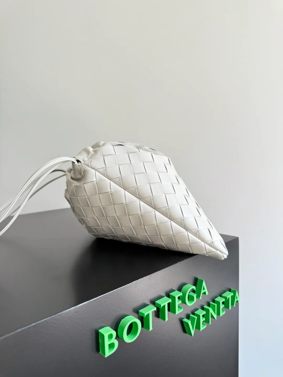 Batch 1560 Armpit bags have become a fashionable item that every girl has in their hands in recent years🛍️. The elegant and simple style has won the love of many people of different ages. However, there is an unavoidable trouble with armpit bags, that is, the capacity is too small, and BOTTEGA VENETA’s new Dustbag Considering people's travel needs, the capacity of garbage bags has been greatly upgraded. Folding umbrellas, water cups, and girls' makeup powder and lipstick can all be accommodated. It is very light and resistant to dirt. Even if you have a lot of things when traveling, it can reduce the burden to a certain extent. The shoulder straps are buckled and can be changed at will. It can be used for hand holding or as the liner of a large bag. After the drawstring is drawn, it looks like a cloud bag. It is very suitable for concave styling when traveling in summer🙋🏻‍♀️ Style number: 796728 Size: 32*23*1cm